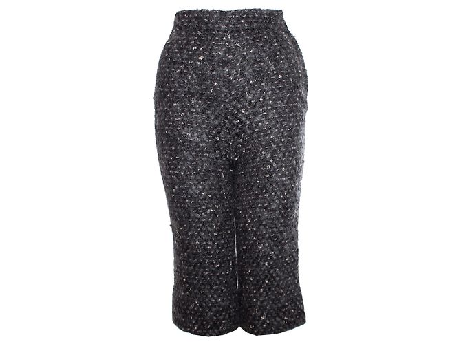 Dolce & Gabbana, Calça de lã cinza de comprimento até o joelho.