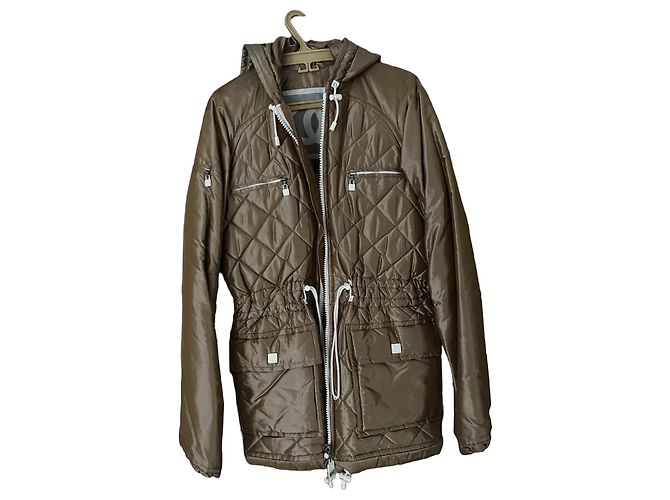 Chanel Jaqueta acolchoada marrom com capuz