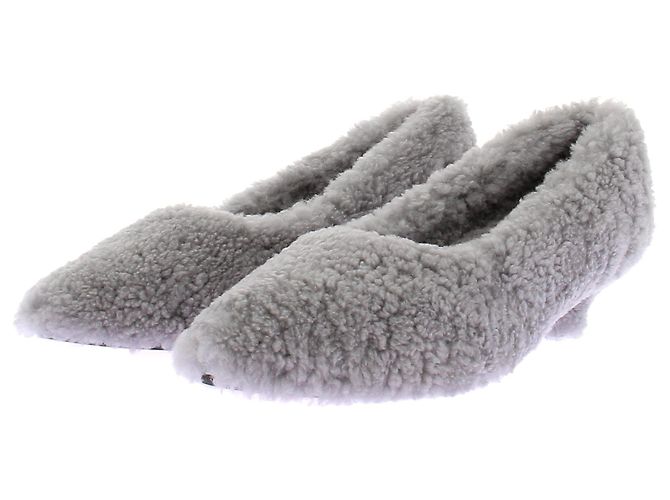 Autre Marque Stilettos aus Shearling "Gia" Grau