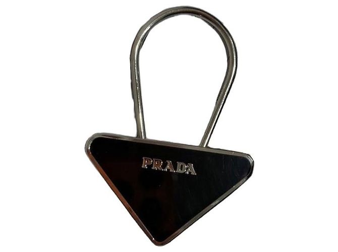 Chaveiro Prada Logo Triangular em metal Preto
