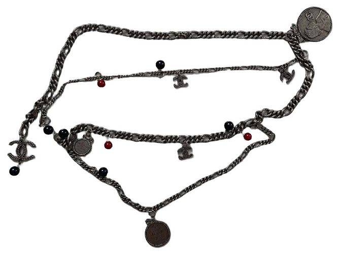 Cinto de corrente Chanel com pingentes CC e medalhões Multicor Hardware prateado