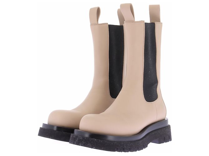 Bottega Veneta Botas "Lug" em couro bege