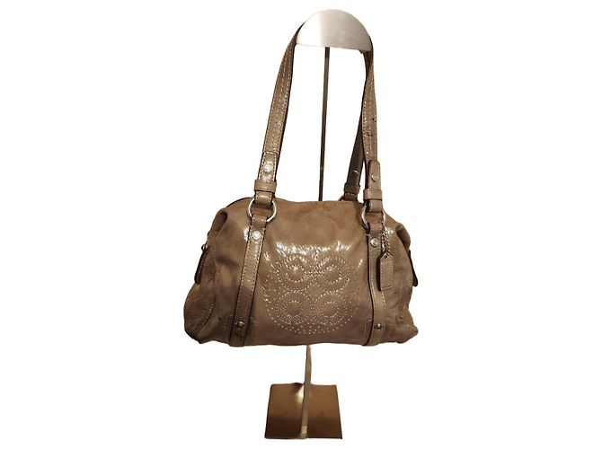 Sac à main Coach en cuir verni beige monogramme perforé