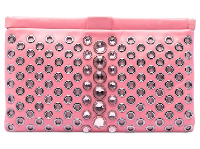 Clutch Miu Miu em napa rosa com detalhes de cristais e ilhoses