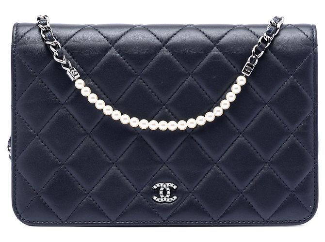 Wallet On Chain Carteira com alça Chanel Blue CC em couro de cordeiro matelassê com alça de pérolas Azul Azul escuro