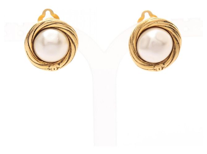 Brincos de clip Chanel banhados a ouro com pérola artificial Dourado