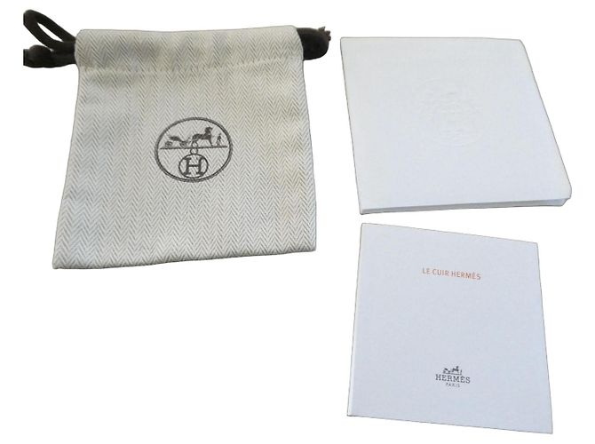 Pochette Hermès de lona e livretos de cuidado Bege