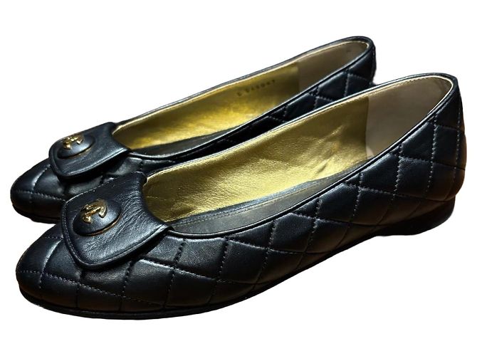 Chanel Sapatilhas de couro matelassê Preto