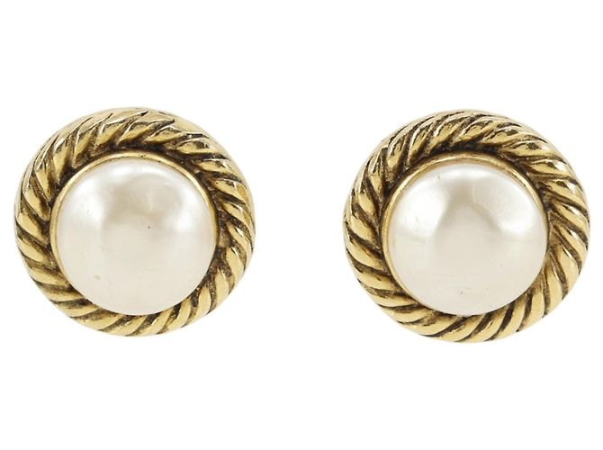 Brincos de clip Chanel banhados a ouro com pérolas artificiais