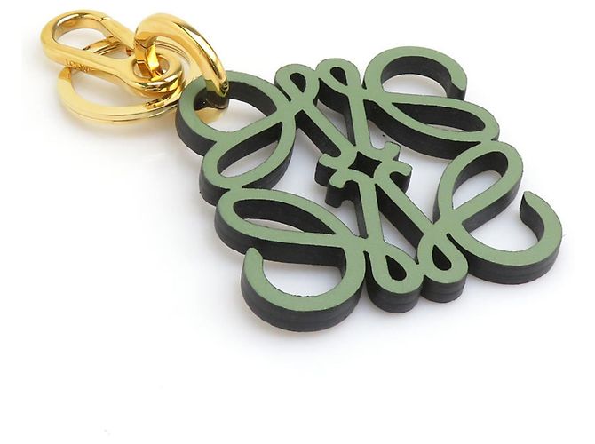 Pingente de bolsa de couro e metal Loewe em verde