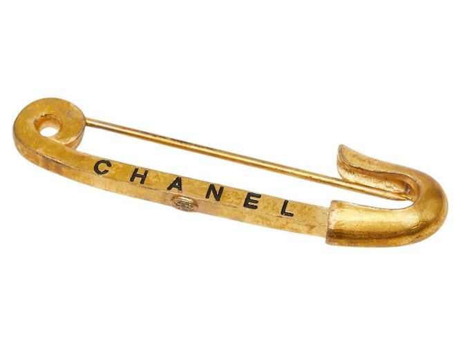 Timeless Spilla Chanel Logo con Spilla di Sicurezza Dorata D'oro