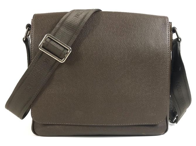 Bolsa Messenger Louis Vuitton Taiga Milo Marrom