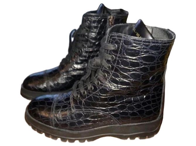 Prada Schnürstiefeletten aus schwarzem Leder mit Krokodilprägung