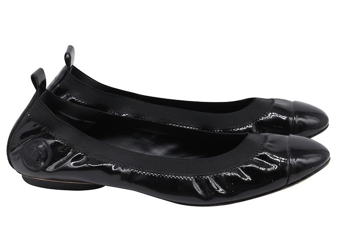 Timeless Bailarinas Chanel CC Cap-Toe en charol negro