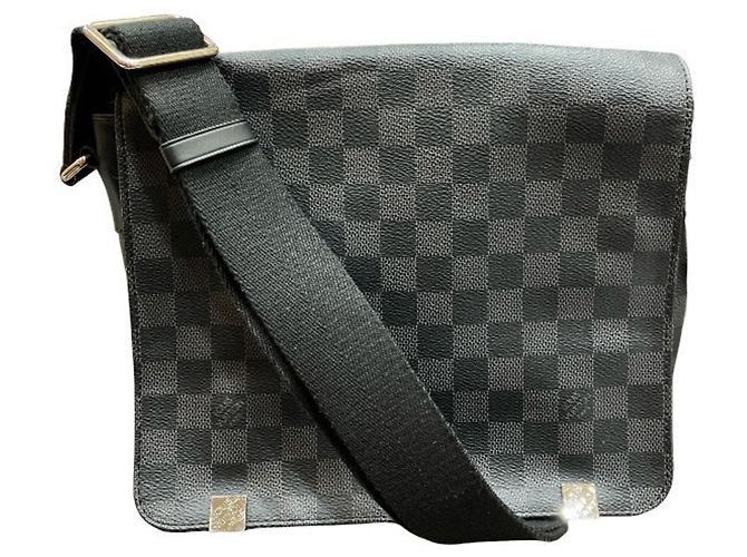 Sac à main Louis Vuitton Damier Graphite District PM Noir
