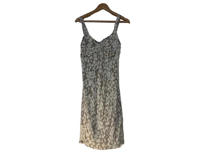 Vestido de verano Allude beige con estampado blanco