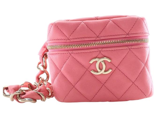 Vanity Case de pulso Chanel em couro de cordeiro matelassê rosa com corrente de cubo