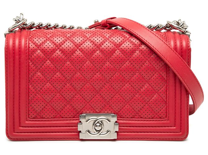 Chanel Boy Flap en piel de cordero perforada acolchada rojo old medium Roja