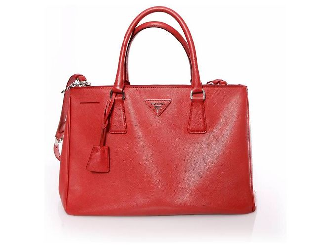 Prada, sac cabas Galleria en cuir Saffiano rouge.