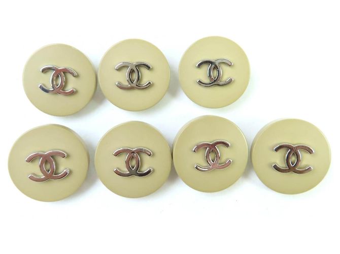 Accessoire bouton Chanel COCO Beige