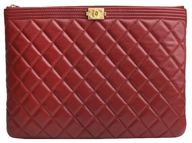 Le Boy Chanel Clutch acolchoada Burgundy Boy Série Medium Vermelho