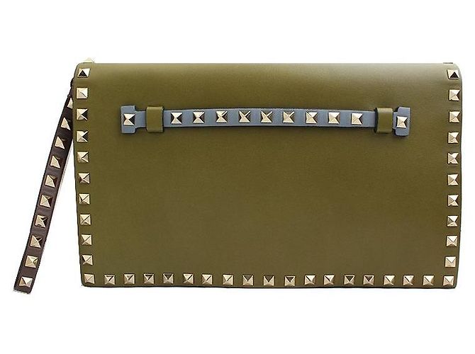 Valentino Clutch Rockstud em pele de cordeiro dourada