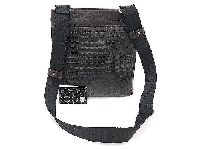Salvatore Ferragamo Bolsa transversal de couro de bezerro granulado marrom escuro com Gancini