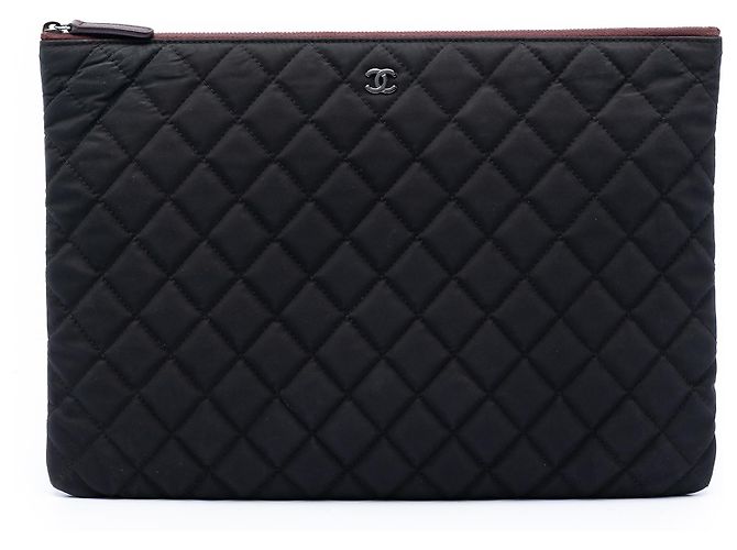 Clutch Chanel Black Large Quilted Nylon O Case Nero