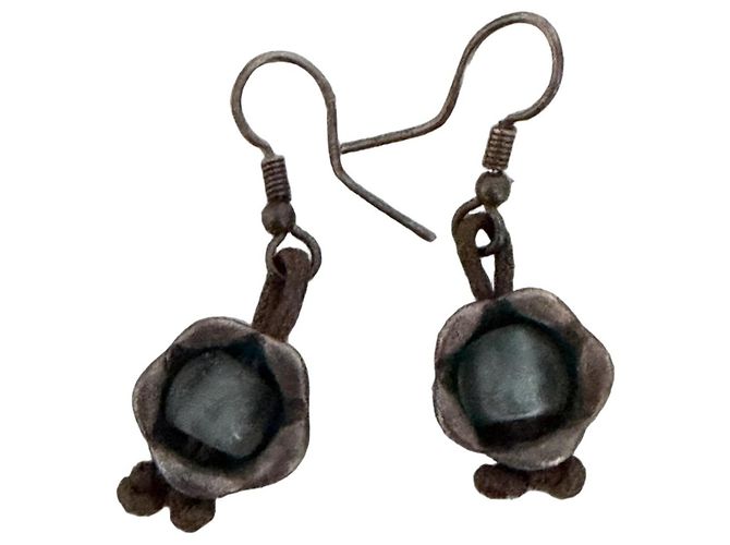Autre Marque Oxidierte Silberohrringe mit blauem Stein