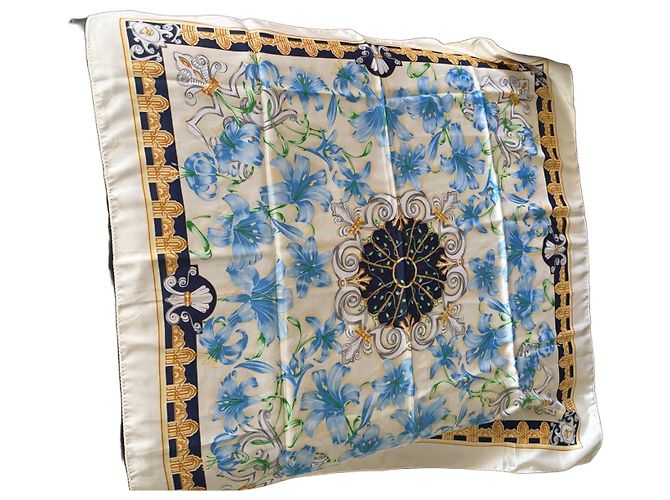 Pierre Balmain Seidentuch mit blauem Blumenprint Weiß Gold hardware