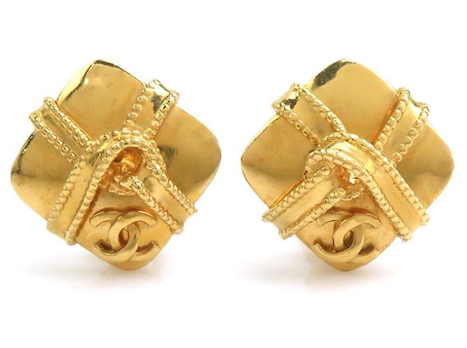 Pendientes de clip dorados Chanel