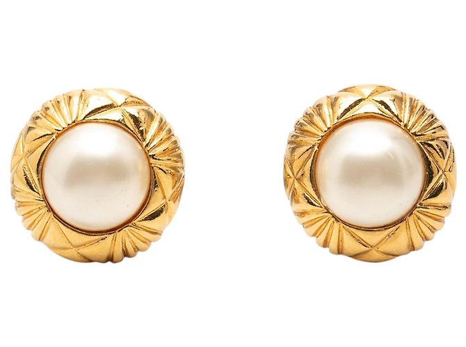 Boucles d'oreilles clips Chanel Gold CC plaqué or matelassé et fausses perles Doré