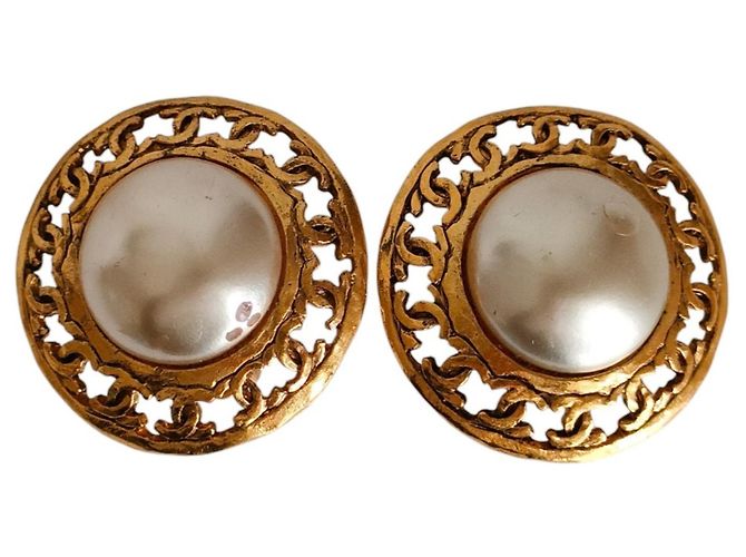 Brincos de pressão CHANEL 25 Coco Mark em metal e pérola artificial Dourado