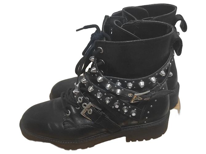 Autre Marque Botas de cano curto em couro preto com tachas e strass
