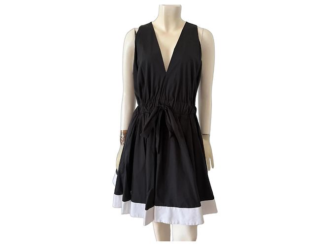 Vestido Milly negro cuello en V con ribete blanco