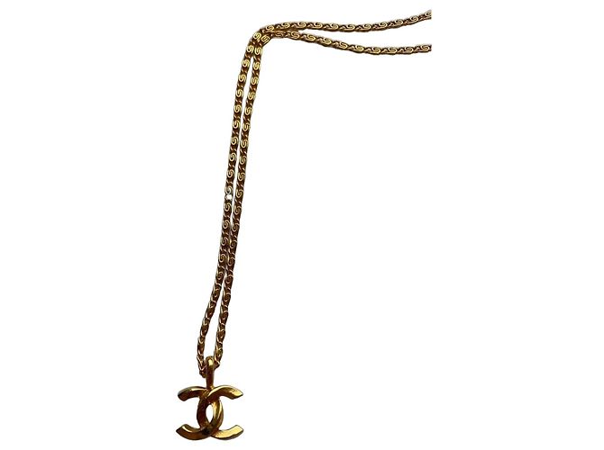 Collar Chanel CC con colgante Dorado