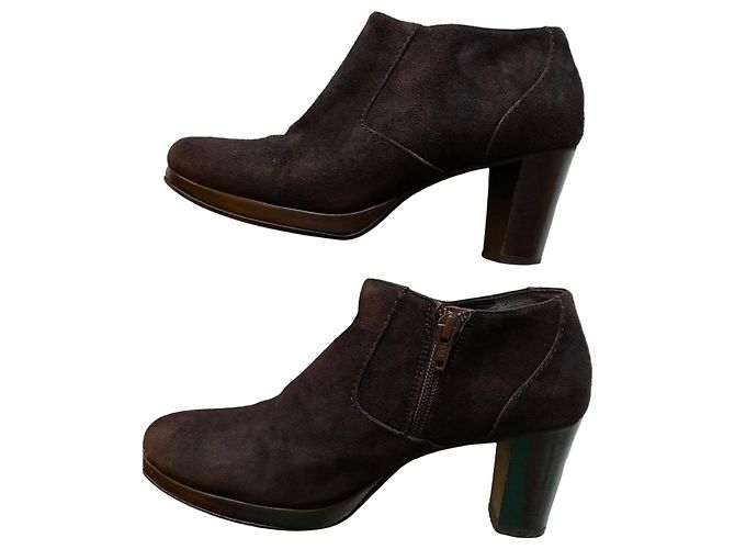 Botas de cano curto Carel em camurça marrom com salto bloco