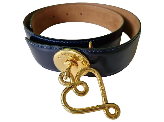 Cinto Moschino em couro azul com pingente coração