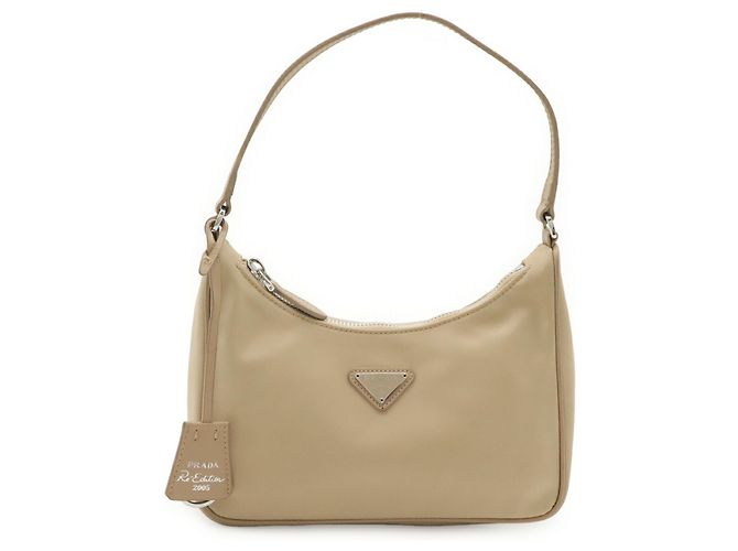 Bolso de mano tipo pochette Prada Triangle Re-Edition 2005 en nylon beige