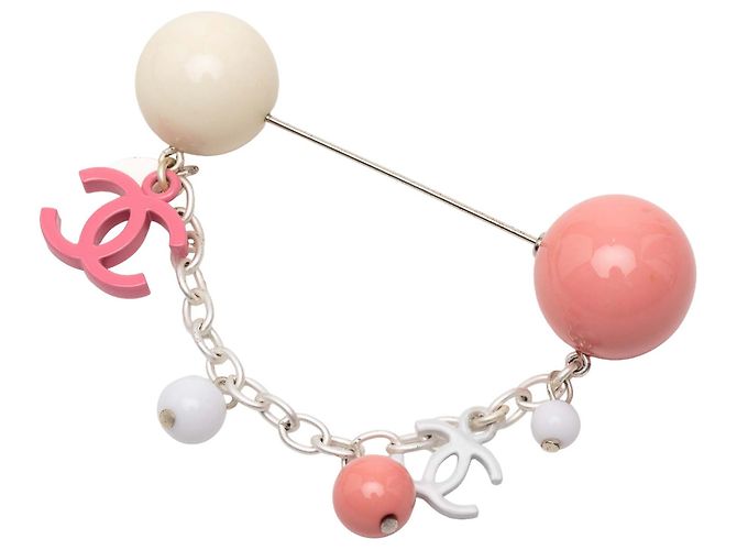 Chanel CC Charm Anstecknadel Brosche aus versilbertem Harz