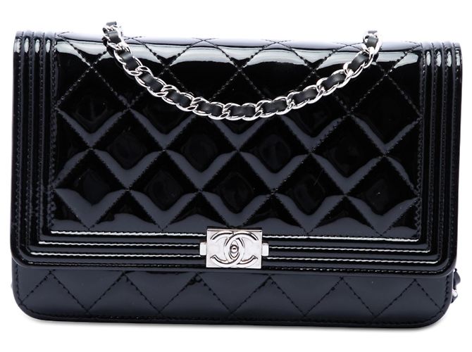 Carteira Boy Chanel preta acolchoada em verniz com corrente Preto