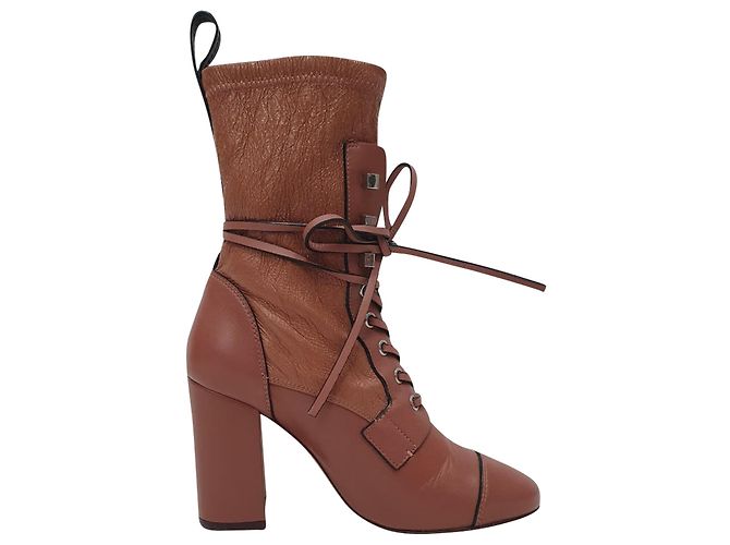 Botas de cano curto com amarração Veruka da Stuart Weitzman em couro Rose Pink Marrom Rosa