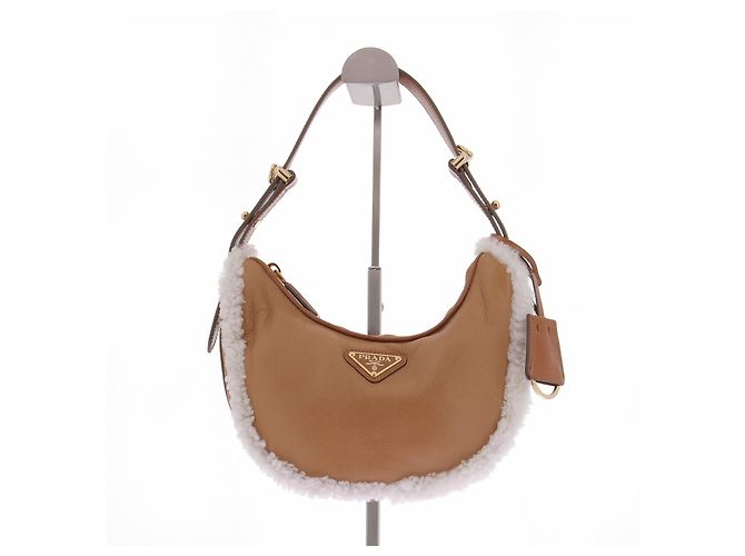 Prada Bolsa Arqué Small em couro e shearling Marrom
