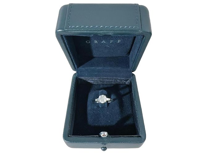 Graff Promise Three Stones Diamond Ring in Platinum Silvery