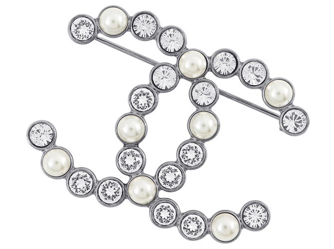 Timeless Chanel Brosche aus schwarzem Metall mit Coco-Logo