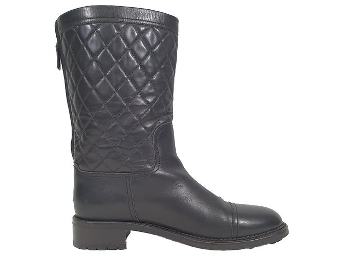 Timeless Botas de cano médio acolchoadas Chanel CC em couro preto
