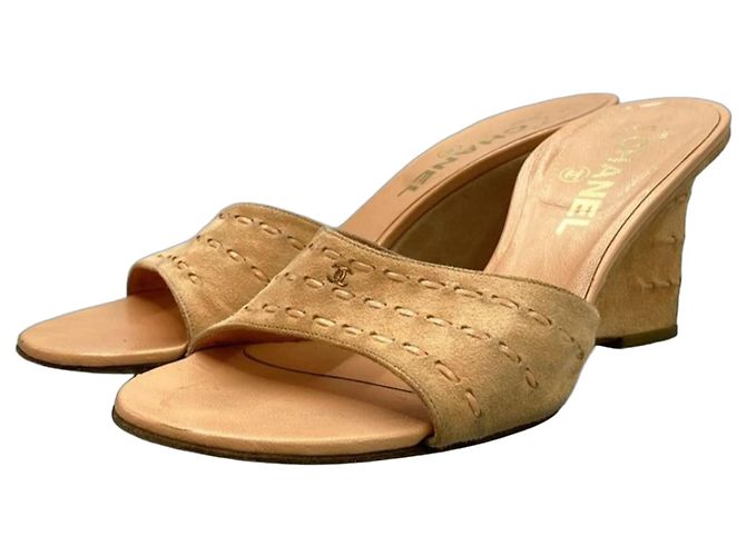 Chanel Mules compensées en daim beige