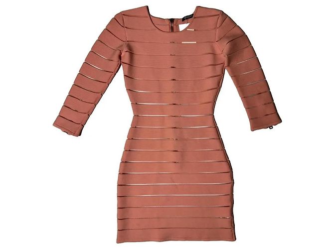 Vestido Balmain rosa ajustado com riscas recortadas