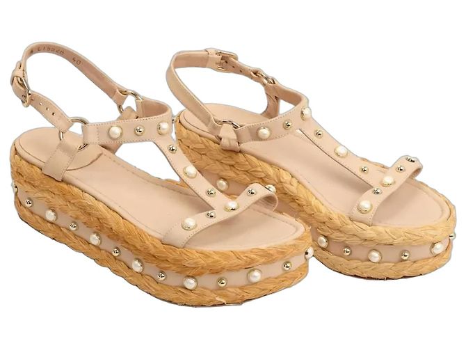 Stuart Weitzman Sandali con zeppa in pelle beige e perle