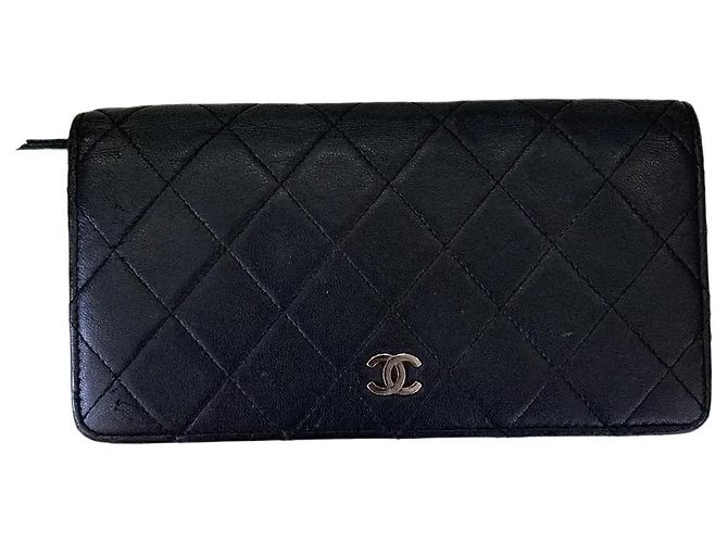 Cartera Chanel Classic Flap acolchada en cuero negro